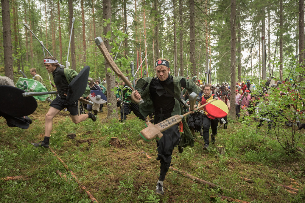 Pehmomiekkailijoita rynnistämässä kohti taistelua. Keskellä joukkuementori Eetu Sipilä nauttimassa tapatumasta omimmalla tavallaan.